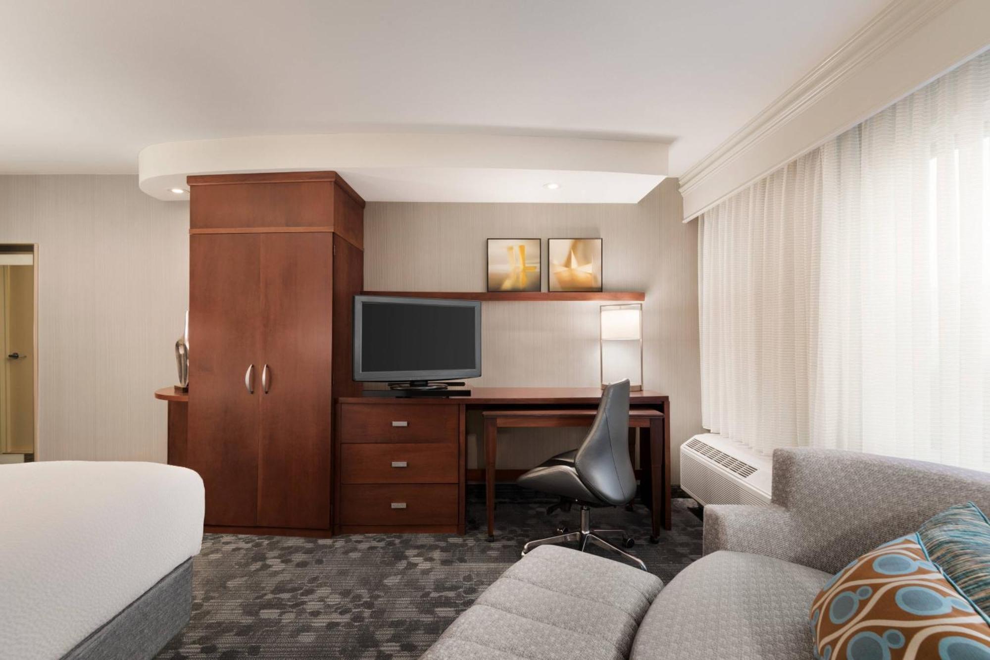 Courtyard By Marriott Potomac Mills Woodbridge Hotel Екстериор снимка