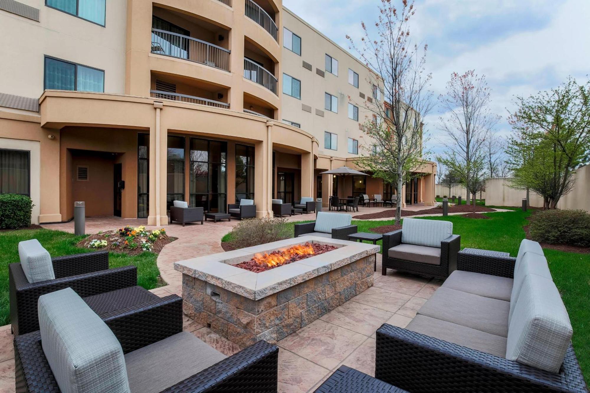 Courtyard By Marriott Potomac Mills Woodbridge Hotel Екстериор снимка