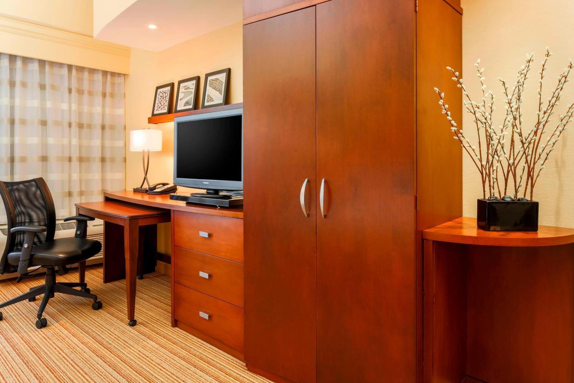 Courtyard By Marriott Potomac Mills Woodbridge Hotel Екстериор снимка