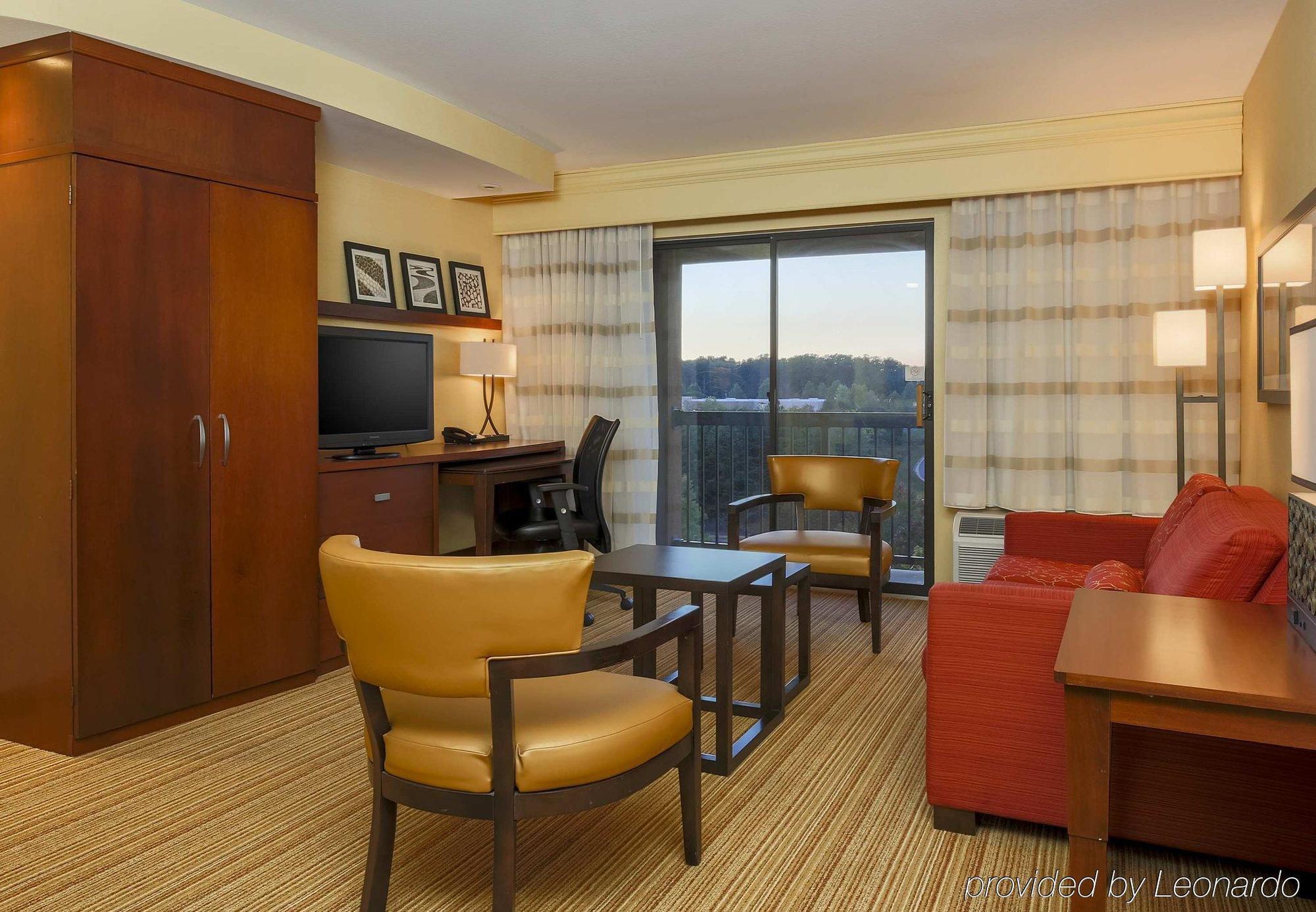 Courtyard By Marriott Potomac Mills Woodbridge Hotel Екстериор снимка