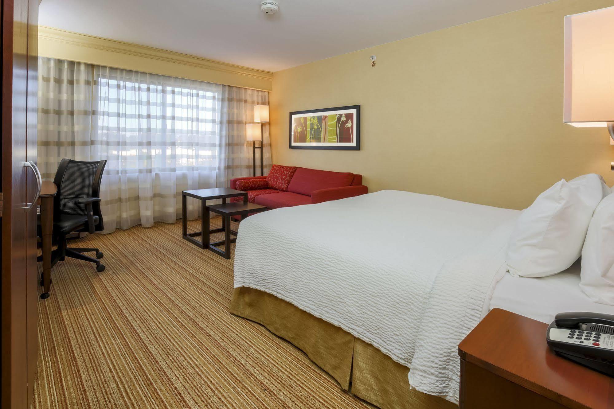 Courtyard By Marriott Potomac Mills Woodbridge Hotel Екстериор снимка