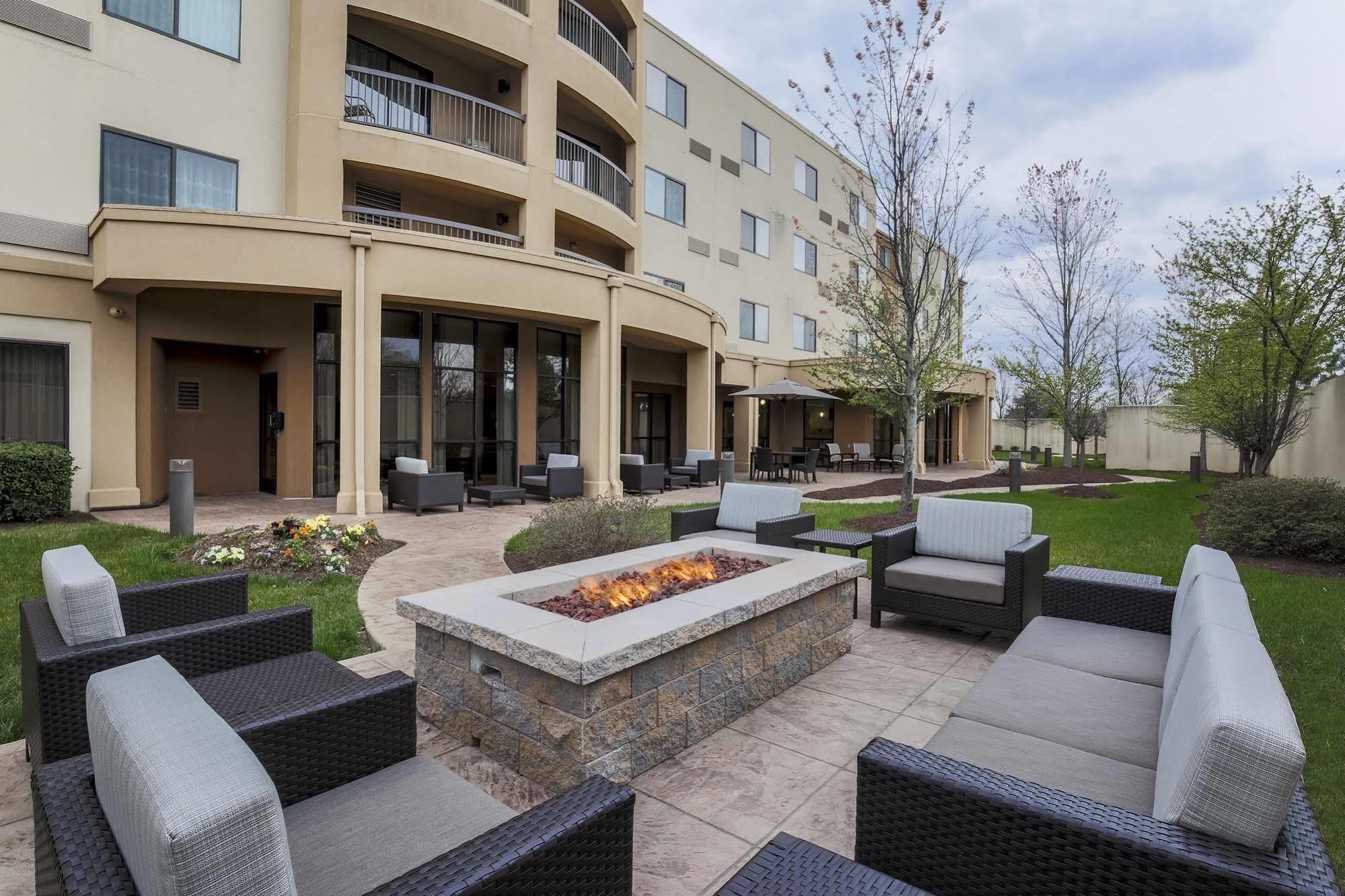 Courtyard By Marriott Potomac Mills Woodbridge Hotel Екстериор снимка